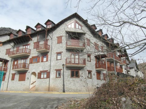 Property building, Facade/entrance, Lobby or reception