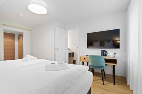 Bed, TV and multimedia, Photo of the whole room