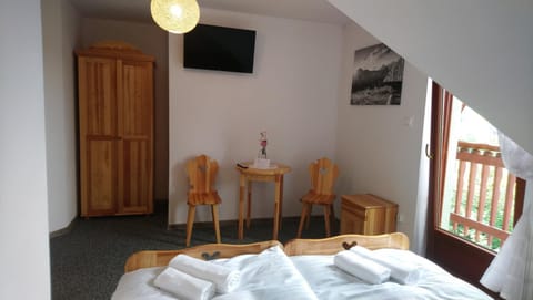 Bed, TV and multimedia, Photo of the whole room