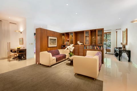 Photo of the whole room, Seating area