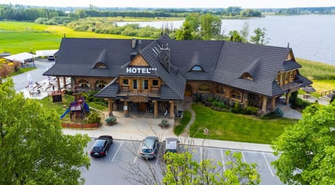 Property building, Facade/entrance, Natural landscape, Garden, Lake view