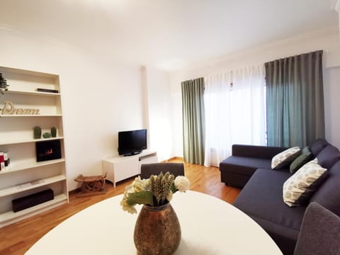 TV and multimedia, Living room, Seating area, Dining area