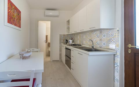 Kitchen or kitchenette, Dining area, oven