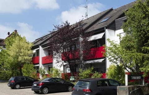 Property building, Balcony/Terrace, Parking