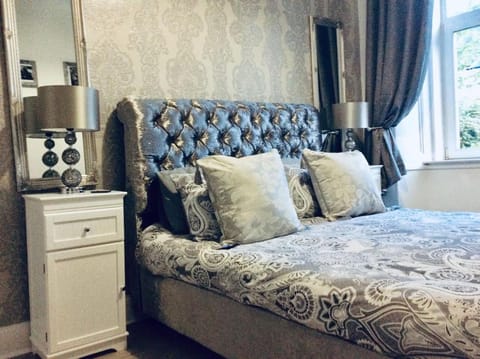 THE LION'S DEN ON ROYAL STREET Apartment in Greenock