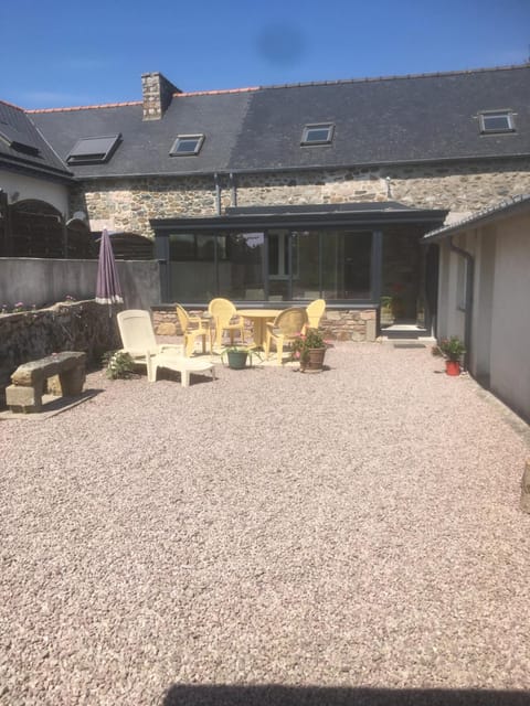 Property building, Patio, Balcony/Terrace