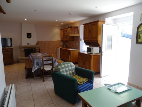 TV and multimedia, Kitchen or kitchenette, Living room, Seating area, Dining area, stove