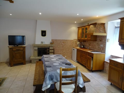 TV and multimedia, Kitchen or kitchenette, Living room, Dining area, stove