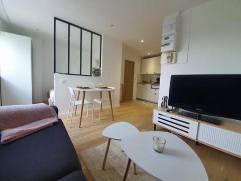 TV and multimedia, Living room, Dining area