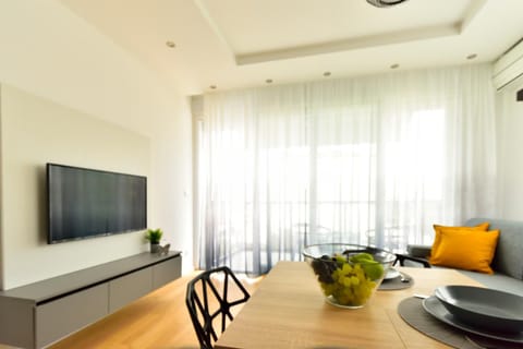 TV and multimedia, Living room, Seating area, Dining area