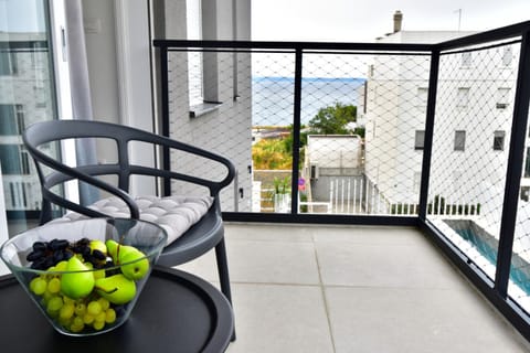 Balcony/Terrace, Food and drinks