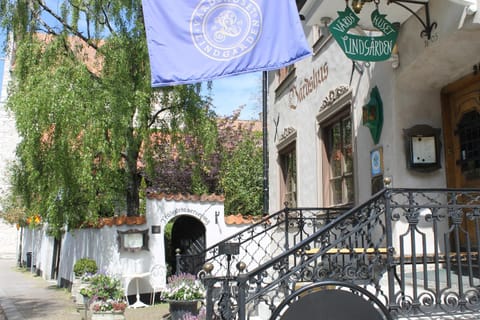 Restaurant/places to eat, Facade/entrance, Summer, Garden view, Street view