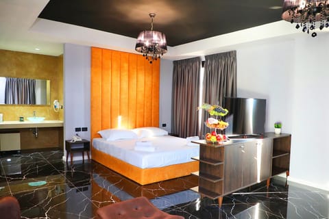 Bed, TV and multimedia, Photo of the whole room, Bedroom