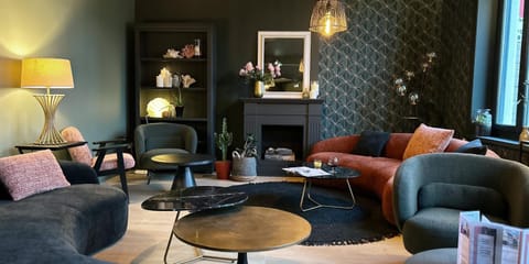 Living room, Seating area