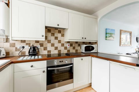 Dolphin Cottage - Short walk to Poole Quay with Private Garden House in Poole