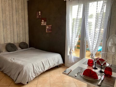 Bed, Dining area, Bedroom