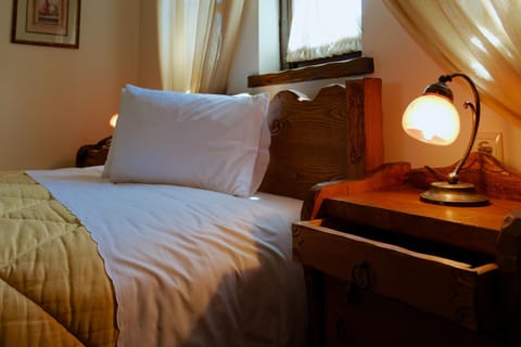 Bed, Photo of the whole room, Decorative detail, Bedroom