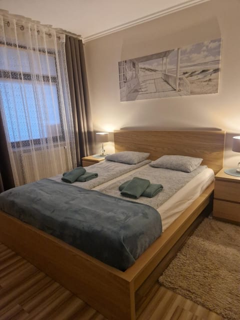 Bed, TV and multimedia, Bedroom, towels