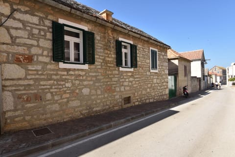 Property building, Facade/entrance, Day, Neighbourhood, Street view, Location
