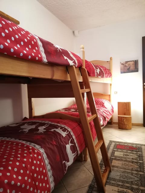 Bedroom, bunk bed