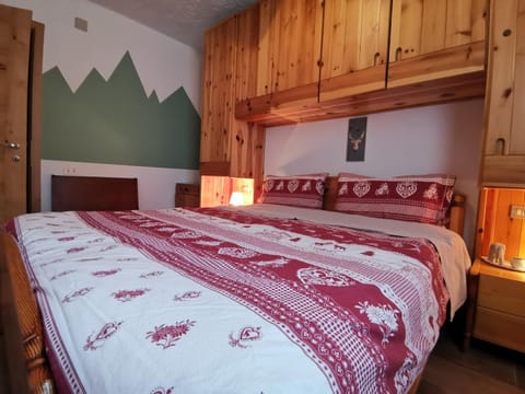 Bed, Photo of the whole room, Bedroom, wardrobe