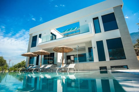 Property building, Patio, Day, Pool view, Swimming pool, sunbed