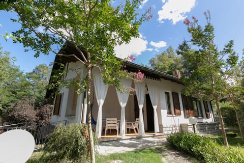 Property building, Patio, Garden, Balcony/Terrace, Inner courtyard view