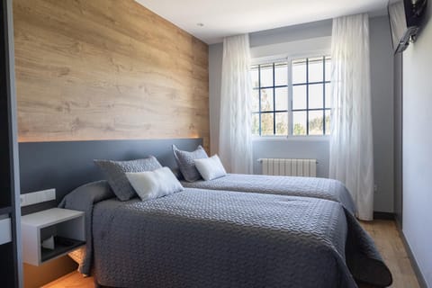 Bed, TV and multimedia, Photo of the whole room, Bedroom, internet