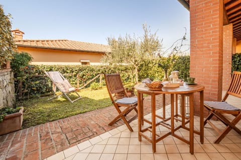 Patio, Garden, Dining area, Garden view, sunbed