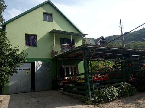 Property building, Patio, Facade/entrance, Garden, Balcony/Terrace, Food and drinks