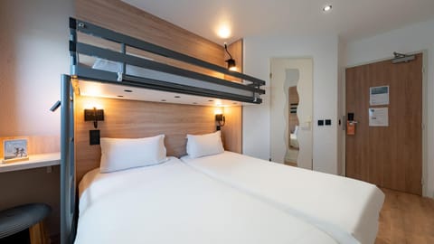 Toilet, Bed, TV and multimedia, bunk bed, towels