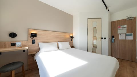 Toilet, Bed, Bathroom, microwave