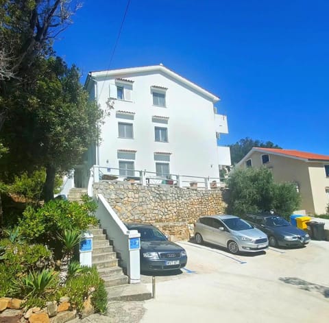 Property building, Day, Neighbourhood, Summer, Street view, Location, Parking