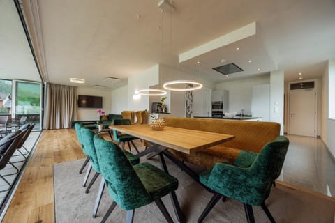 Kitchen or kitchenette, Living room, Seating area, Dining area