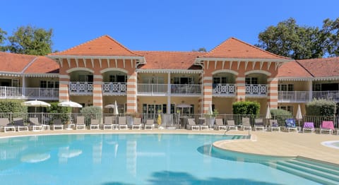 Property building, Patio, Day, Summer, Balcony/Terrace, Seating area, On site, Pool view, Swimming pool, Swimming pool, sunbed