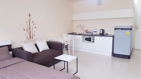 Kitchen or kitchenette, Living room, Seating area, Dining area, Communal kitchen
