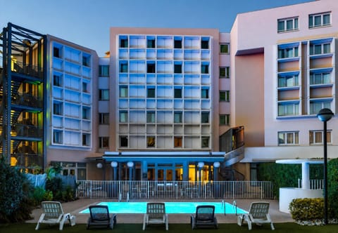 Property building, Patio, Garden, Swimming pool, sunbed