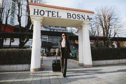 Property building, Facade/entrance, Guests, City view
