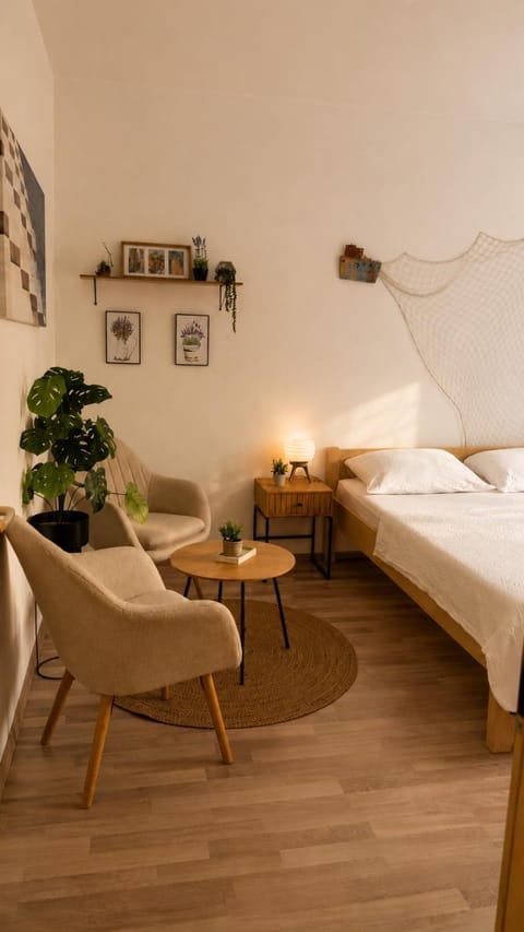Bed, Photo of the whole room, Seating area, Bedroom