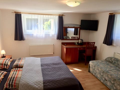 Bed, TV and multimedia, Bedroom