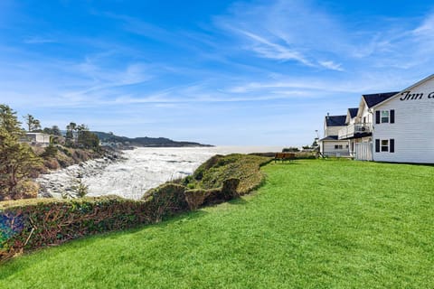 A Whale's Walk - Mariner 2 House in Depoe Bay