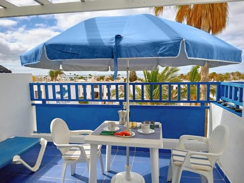 Patio, Balcony/Terrace, Balcony/Terrace, Living room, Food and drinks, Seating area, Dining area, Food, Sea view