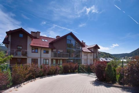 Property building, Spring, Day, Neighbourhood, On site