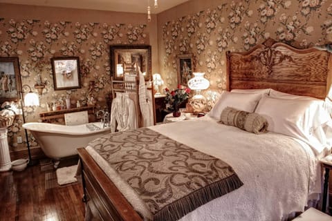 Bed, Bathroom, Bedroom, Bath, bidet, microwave
