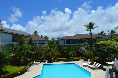 Day, Pool view