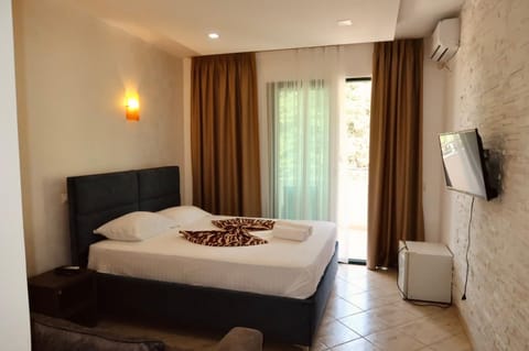 Communal lounge/ TV room, Bed, TV and multimedia, Photo of the whole room, Evening entertainment, Bedroom, air conditioner