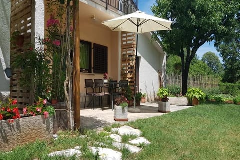 Property building, Patio, Facade/entrance, Garden