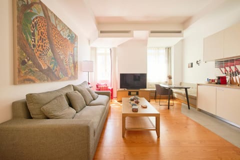 TV and multimedia, Coffee/tea facilities, Kitchen or kitchenette, Living room, Seating area, Dining area, City view, internet, air conditioner
