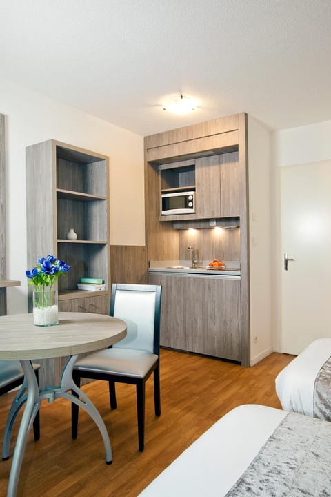 Kitchen or kitchenette, Living room, Bedroom