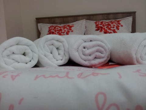 Bed, Bedroom, towels